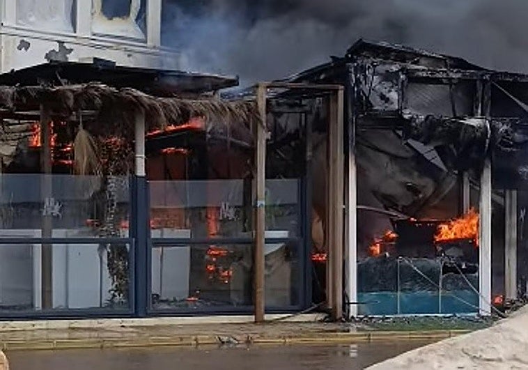 Arde un chiringuito en Almerimar