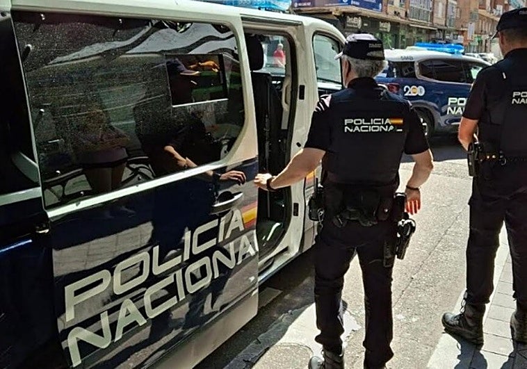 Engaña a un empresario de Valladolid con una factura falsa y le roban 10.000 euros: hay una detenida en Granada