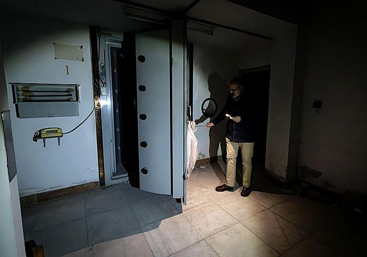 Los papeles y el polvo en el Banco de España de Granada tras 21 años en pausa