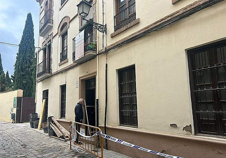 Los responsables del edificio que se cayó en el Realejo desmontarán el tejado para evitar nuevos derrumbes