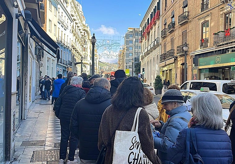 Colas enormes en el centro de Granada en Nochebuena por la famosa pastelería con su pastela y dulces