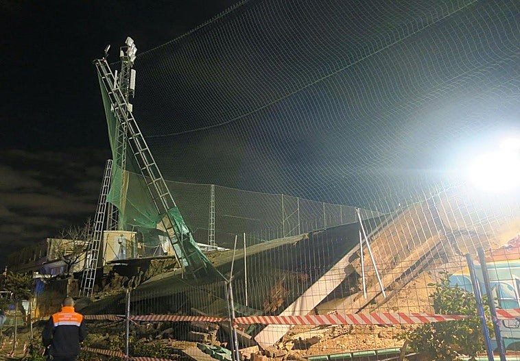 Parte del campo de fútbol de Huétor Vega se viene abajo tras derrumbarse un muro
