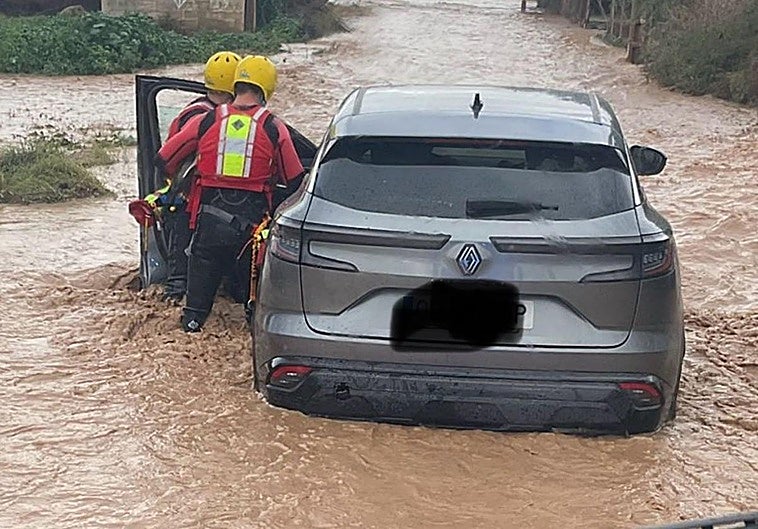 Rescatan a un conductor arrastrado por una riada en Pulpí