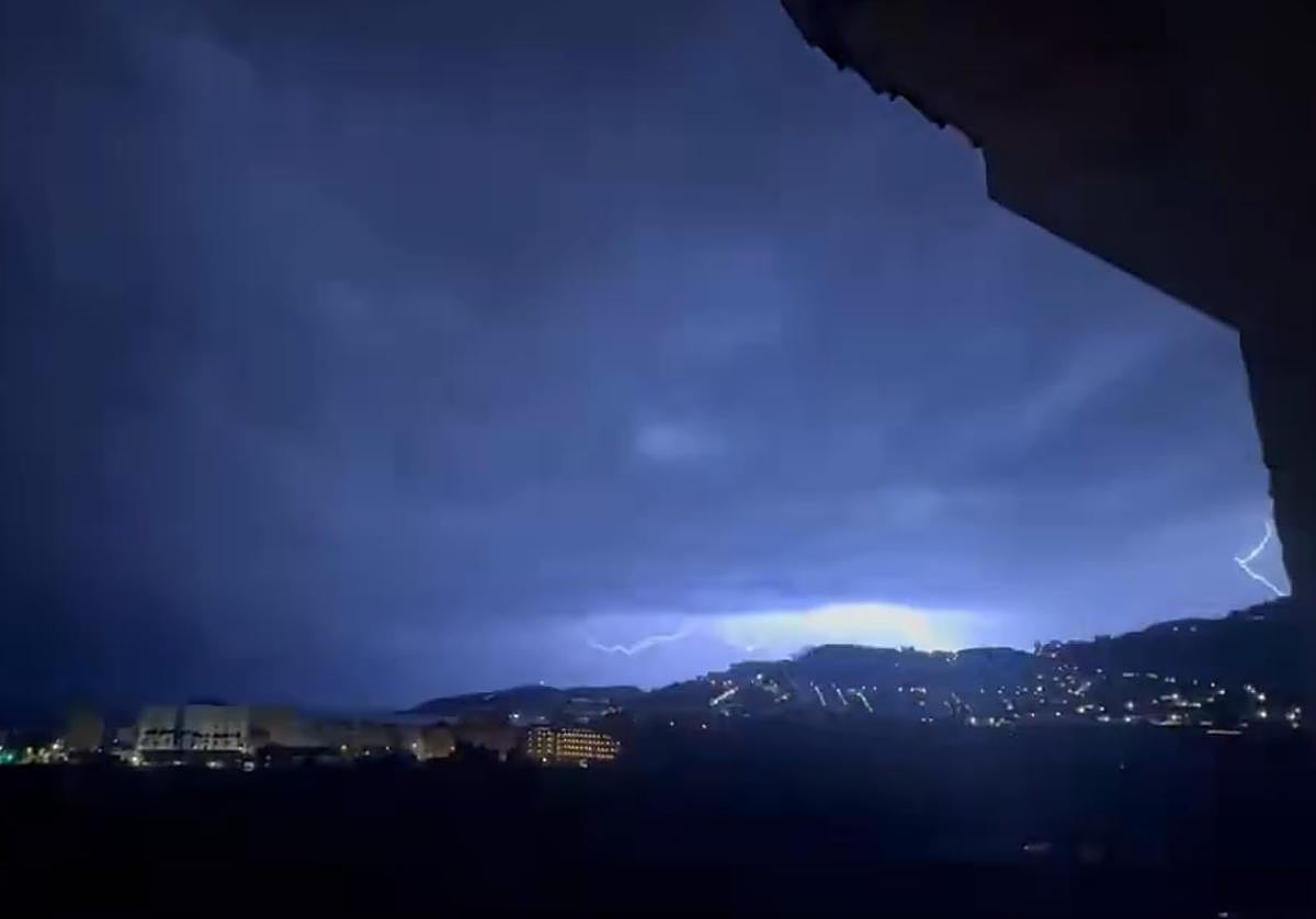 Rayos sobre Granada: el temporal provoca una tormenta eléctrica en la provincia