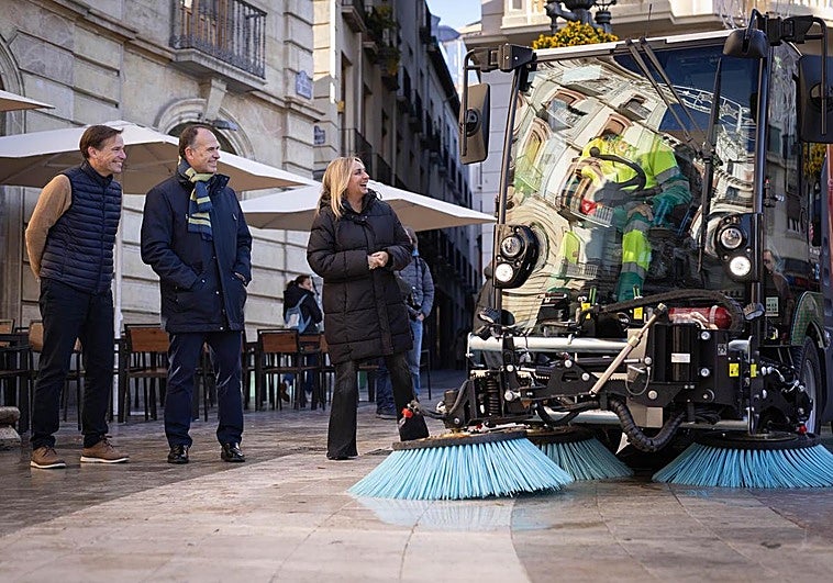 La limpieza de Granada cambia de manos 55 años después