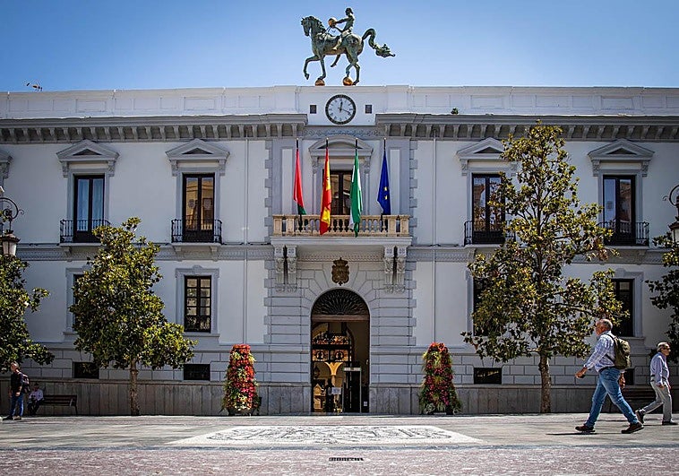 El Ayuntamiento de Granada instala en el salón de plenos la capilla ardiente por Juan Ramón Ferreira