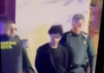 El detenido, tras ser arrestado por la Guardia Civil.