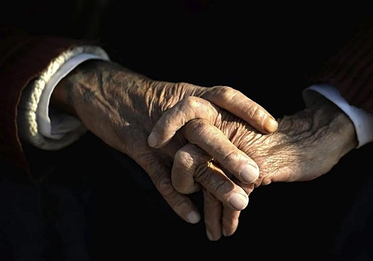 Un vecino de un pueblo granadino sustrae más de 8.000 euros de la cuenta de un anciano en soledad no deseada