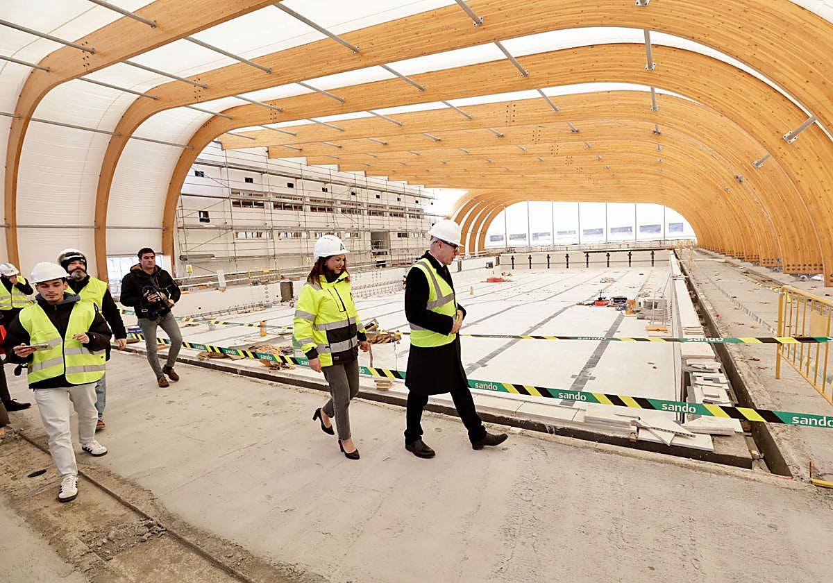 La piscina de Fuentenueva coloca su cubierta y en marzo estará la obra finalizada 