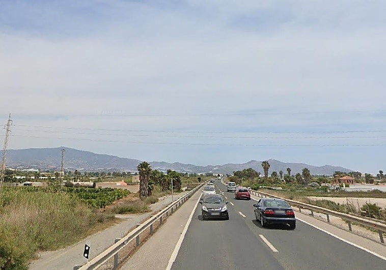 Cinco heridos en un accidente entre dos turismos en Motril