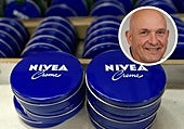 Un farmacéutico explica cómo funciona realmente la crema Nivea azul en la piel y cuándo es mejor aplicarla