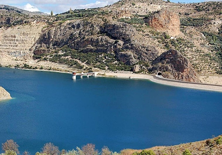 Castril rebaja la tensión por posibles desbordamientos pero advierte de que el peligro no ha pasado