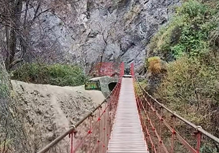 Cortado el sendero de Los Cahorros por la crecida del río Monachil