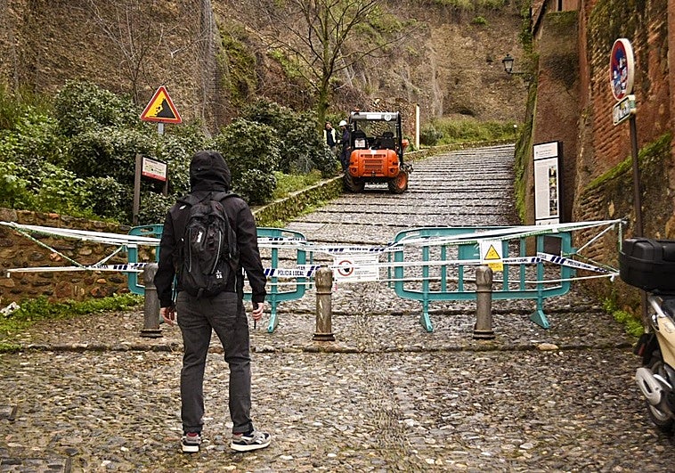 Cortado el acceso a la Alhambra por la Cuesta de los Chinos: «¿De verdad tenemos que dar la vuelta?»