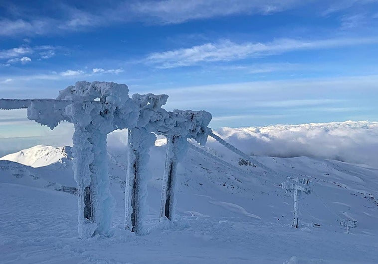 Efectos del temporal en Sierra Nevada: descarrilamiento de remontes y acumulación de hielo