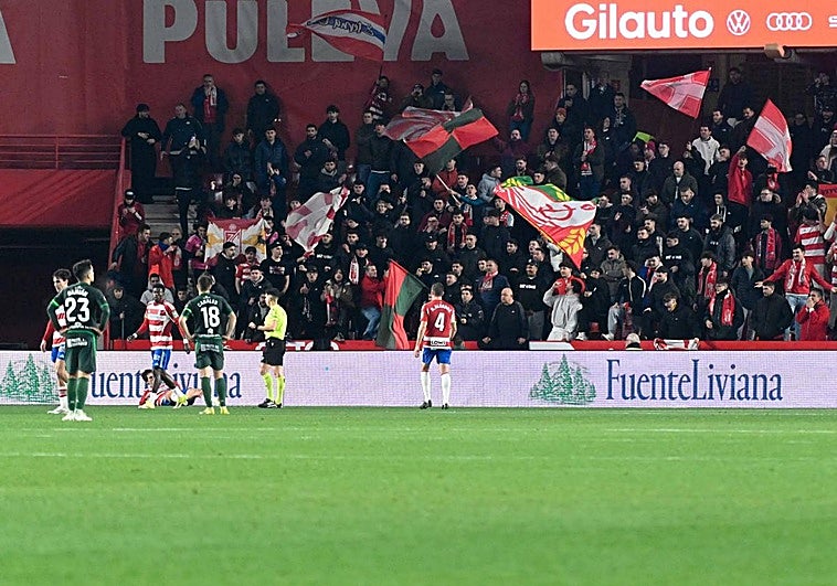 Una intervención policial conlleva la marcha de parte de la grada de animación del Granada CF