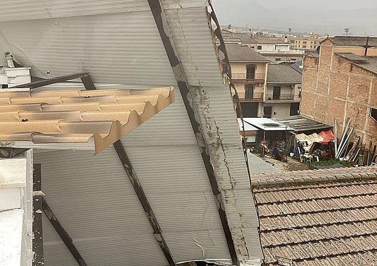 Tejados caídos, cortes de acceso y coches atrapados, entre las 30 incidencias que deja el temporal en Granada