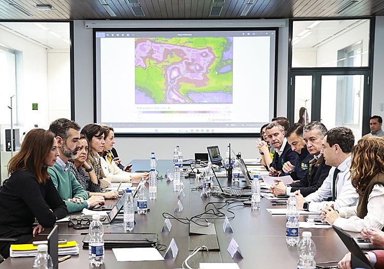 Moreno anuncia multas para quienes incumplan las medidas por la borrasca en Andalucía