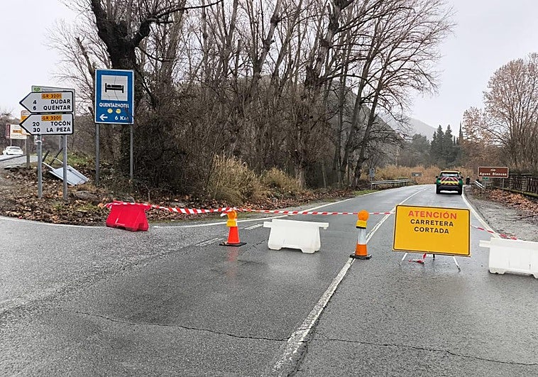 Cortan la carretera de Pinos Genil por peligro de inundaciones y restringen el paso en el Puerto de la Mora