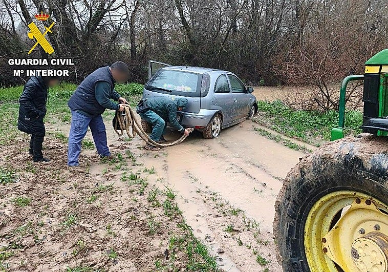 La Guardia Civil rescata a una enfermera atrapada al intentar cruzar una zona de vadeo del río Cubillas