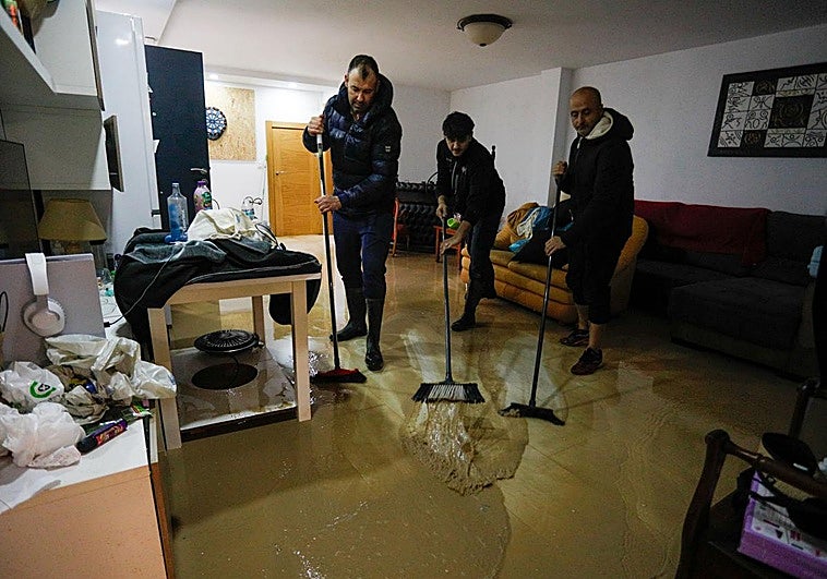 Sótanos anegados y varios rescates en Huétor Tájar: «Estamos asustados»