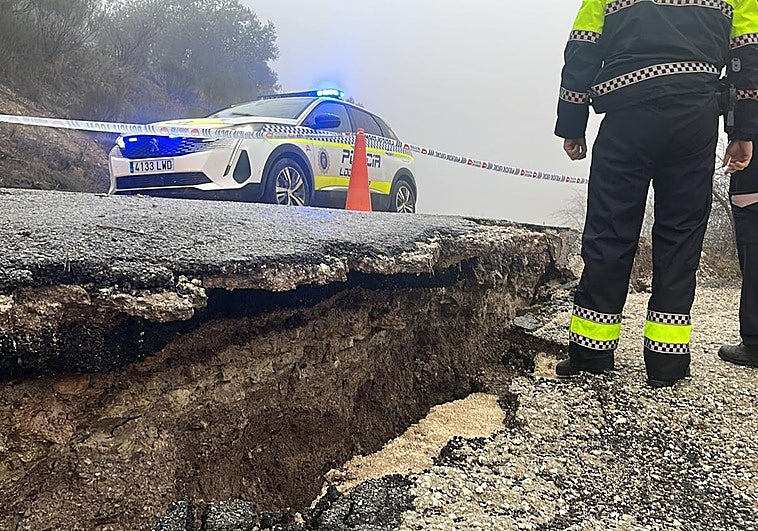 Cortada por un enorme deslizamiento la carretera de Íllora a Montefrío