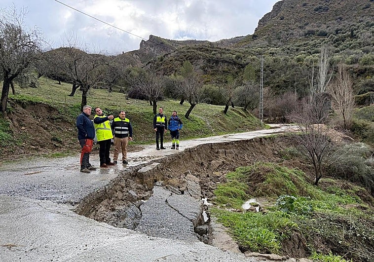 Diputación visita Quéntar para evaluar los daños en la GR-3201 y el entorno de Aguas Blancas