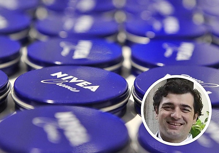 Un farmacéutico aclara donde no se debe aplicar la crema Nivea de la lata azul