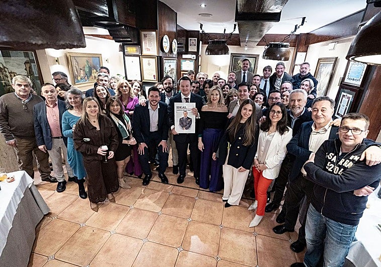 Amigos y compañeros sorprenden con una fiesta al abogado Mariano Vargas tras 40 años con la toga