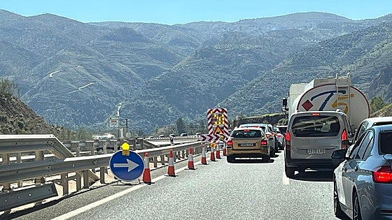 Colapso del tráfico en la bajada a las playas de Granada durante la mañana del sábado
