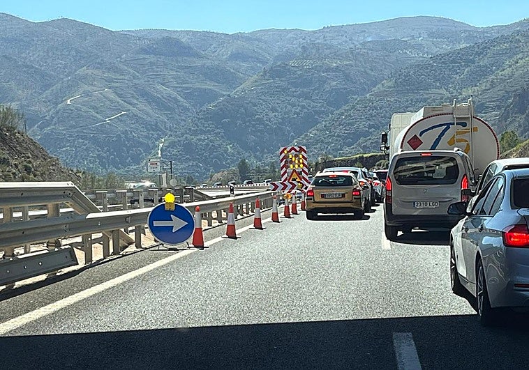 Colapso del tráfico en la bajada a las playas de Granada durante la mañana del sábado