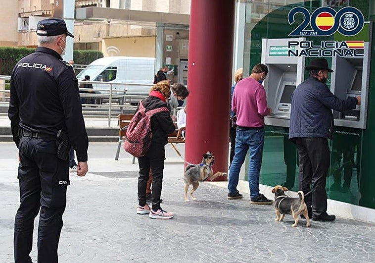 Una mujer le roba 550 euros a un anciano en Granada cuando iba a sacar dinero en el cajero