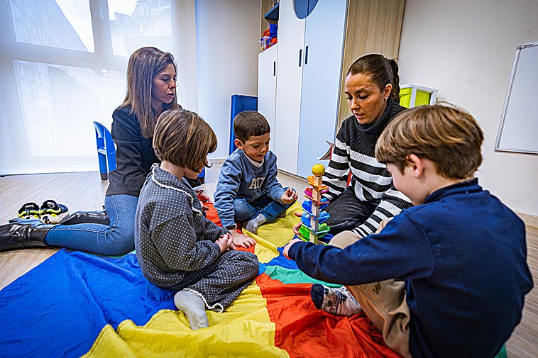 «Con el cambio nos jugamos el futuro de nuestros hijos»: familias de Granada defienden la atención temprana en San Rafael