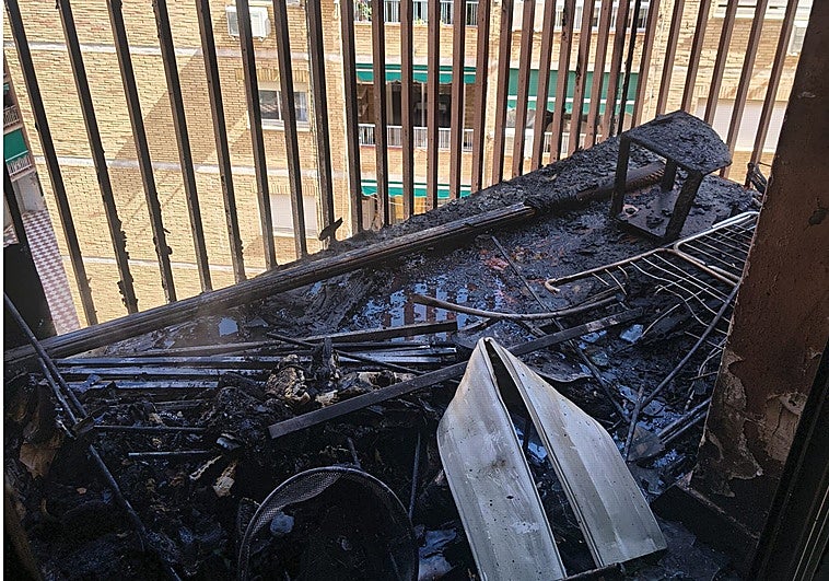 Huye con su bebé en brazos tras arder su casa en el Zaidín por una colilla en el toldo