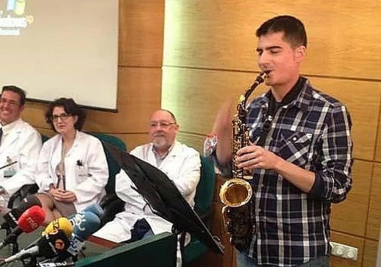 Fallece Carlos Aguilera, el músico malagueño que fue operado de un tumor en 2015 mientras tocaba el saxofón