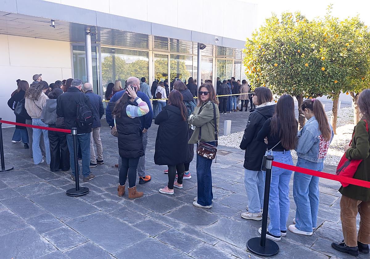 Imagen principal - Cola y fotografías durante el casting, en la Cámara de Comercio de Granada.