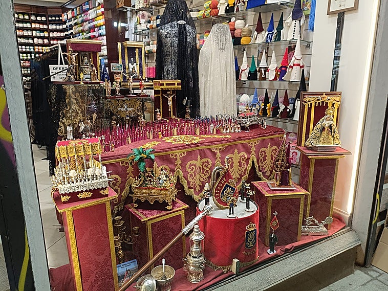 La cuenta atrás de los penitentes y mantillas en la mercería más antigua de Granada