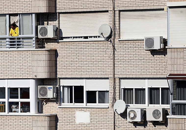 La justicia autoriza un aire acondicionado en la fachada de un bloque de la Costa pese a oponerse la comunidad