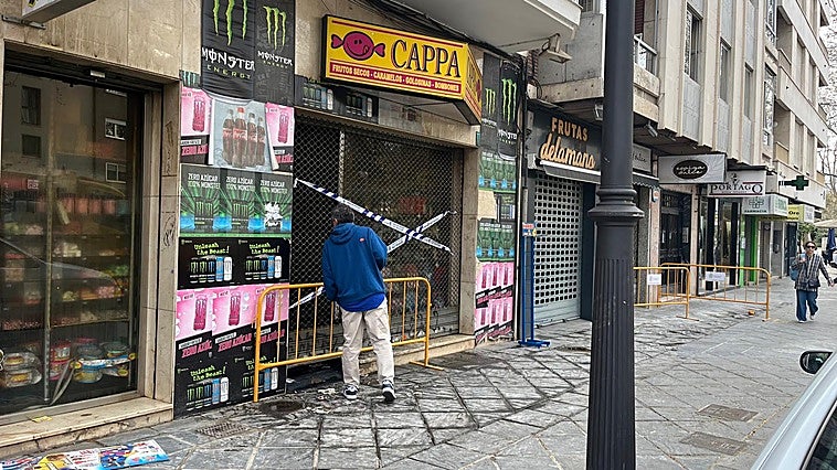 Intoxicado un hombre de 79 años tras el incendio de un bazar en la Carrera de la Virgen