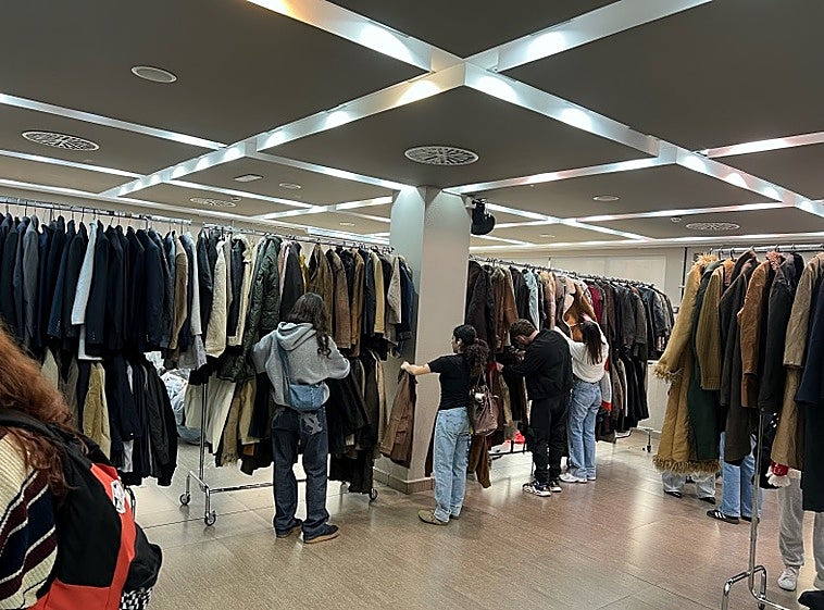 Tres días de ropa de marca a 9 euros en Granada: «Estamos llenos y tenemos cola fuera»