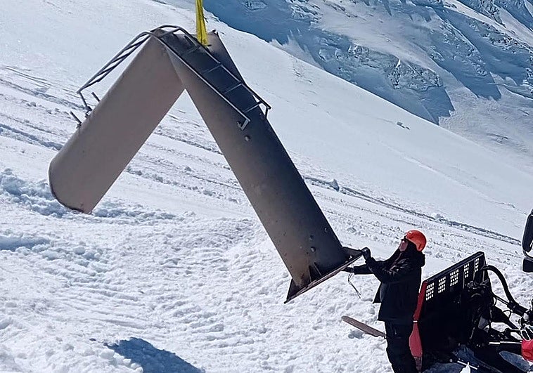Sierra Nevada instala la nueva torre 23 del telesilla Laguna, dañada por el temporal