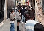 La impresionante cola para entrar a un bar de Granada que se ha vuelto viral