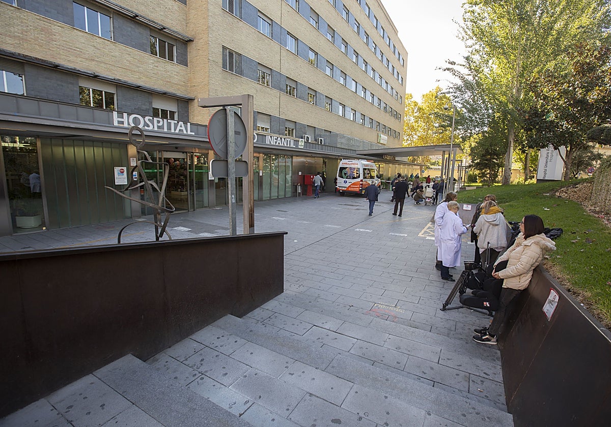 30 personas de dos familias protagonizan una reyerta a las puertas del Materno