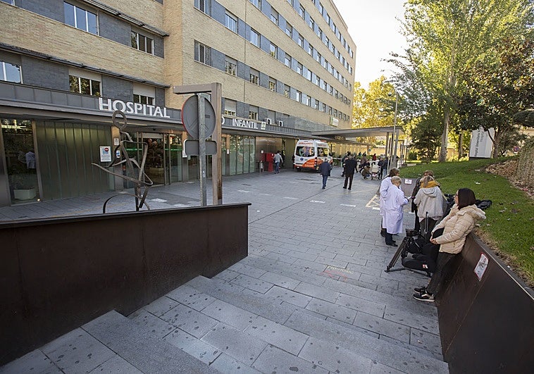 30 personas de dos familias protagonizan una reyerta a las puertas del Materno