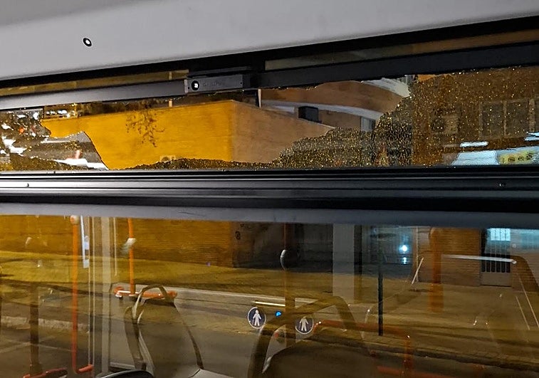 Vuelven a romper de una pedrada la luna de un autobús en la zona Norte