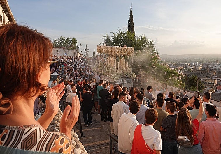 The Guardian se rinde a Granada y su Semana Santa: «Un placer terrenal»