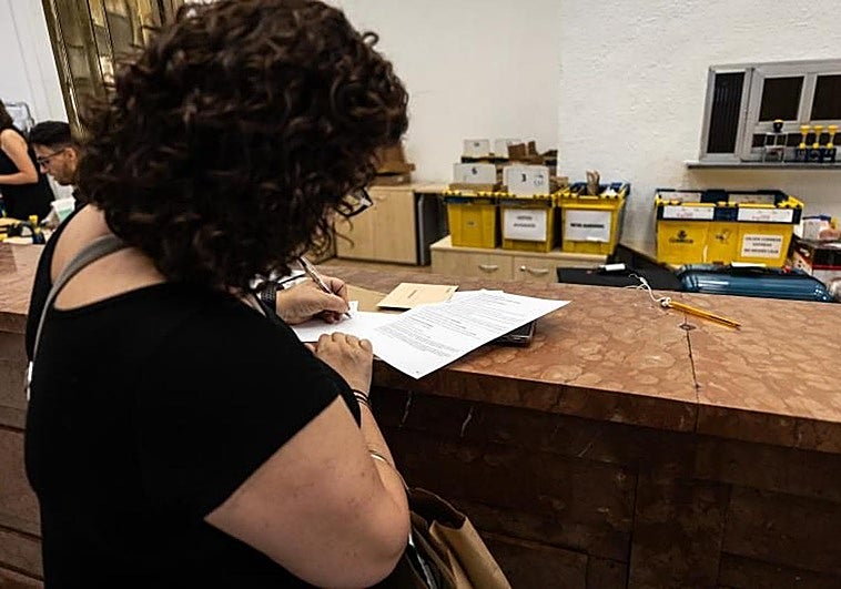 Los granadinos ya pueden solicitar el voto por correo para las elecciones de Andalucía: esta es la fecha límite