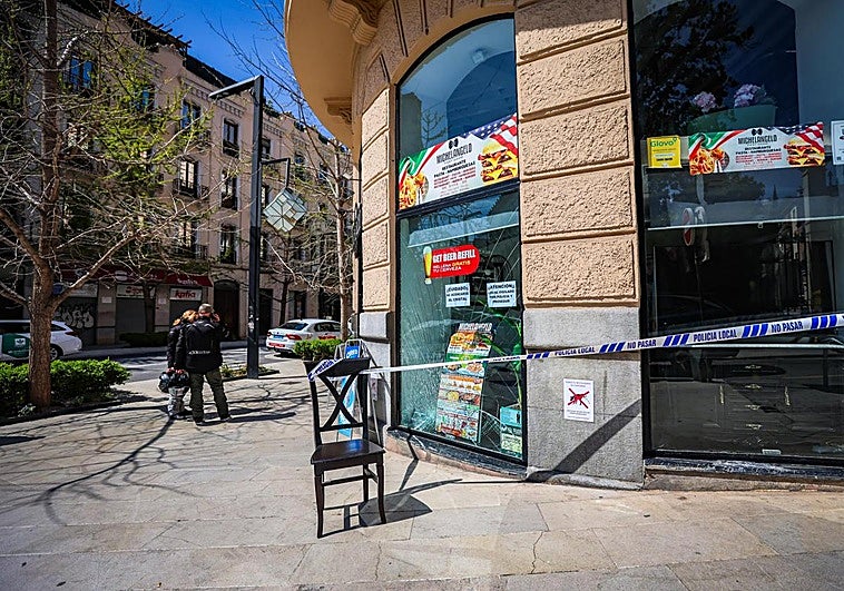 Rompen la cristalera de un restaurante de la Gran Vía para robar, pero huyen sin lograrlo