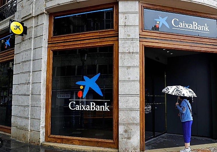 Caixabank envía un aviso urgente a los móviles de sus clientes por una nueva estafa