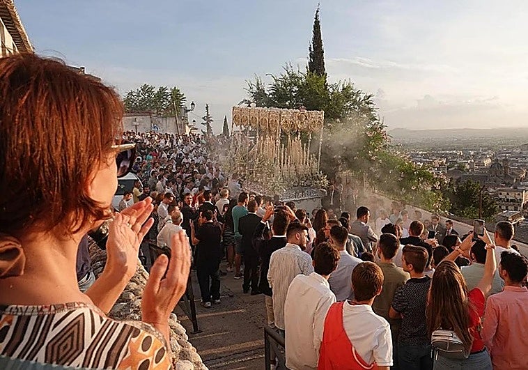 ¿Cuánto vale alquilar un balcón en Granada para ver la Semana Santa?
